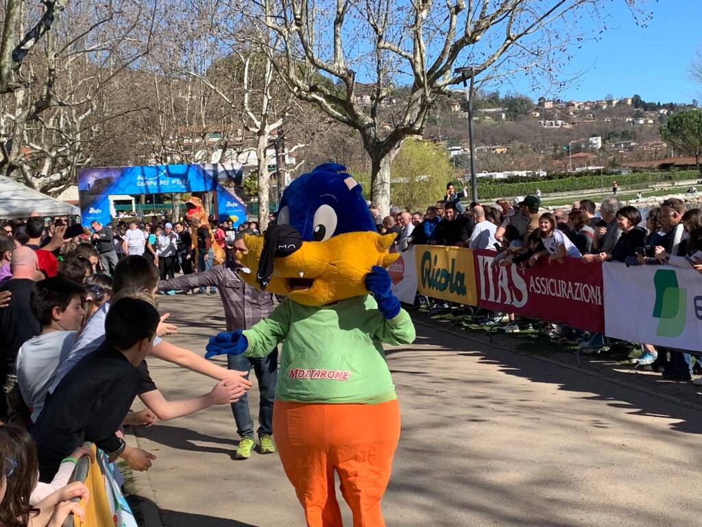 Il "mini trail" per i bambini a Gavirate