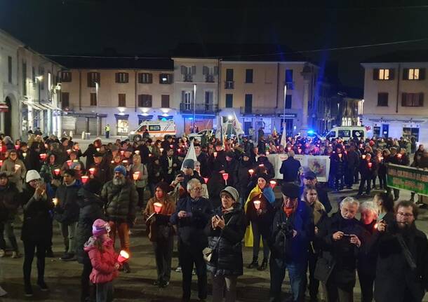 In centinaia a Rho per la fiaccolata per la pace