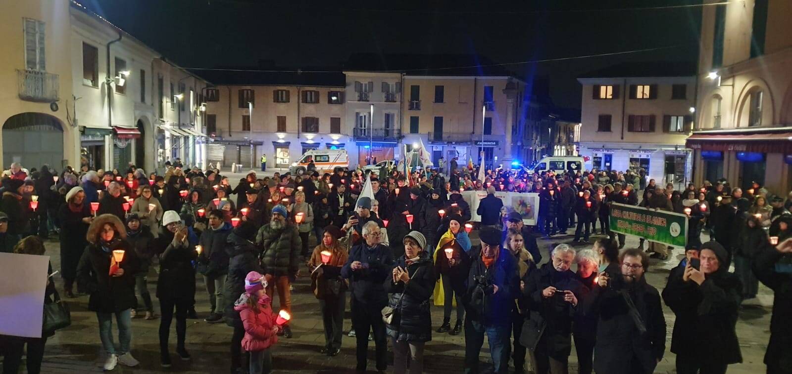 In centinaia a Rho per la fiaccolata per la pace