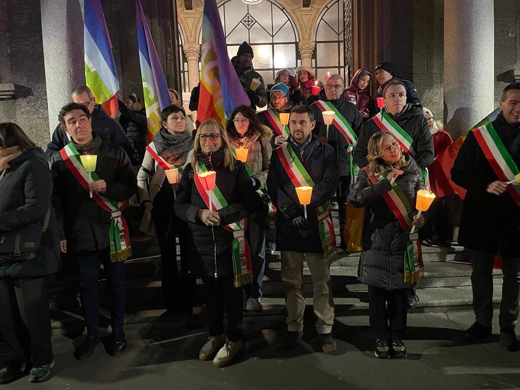 In centinaia a Rho per la fiaccolata per la pace