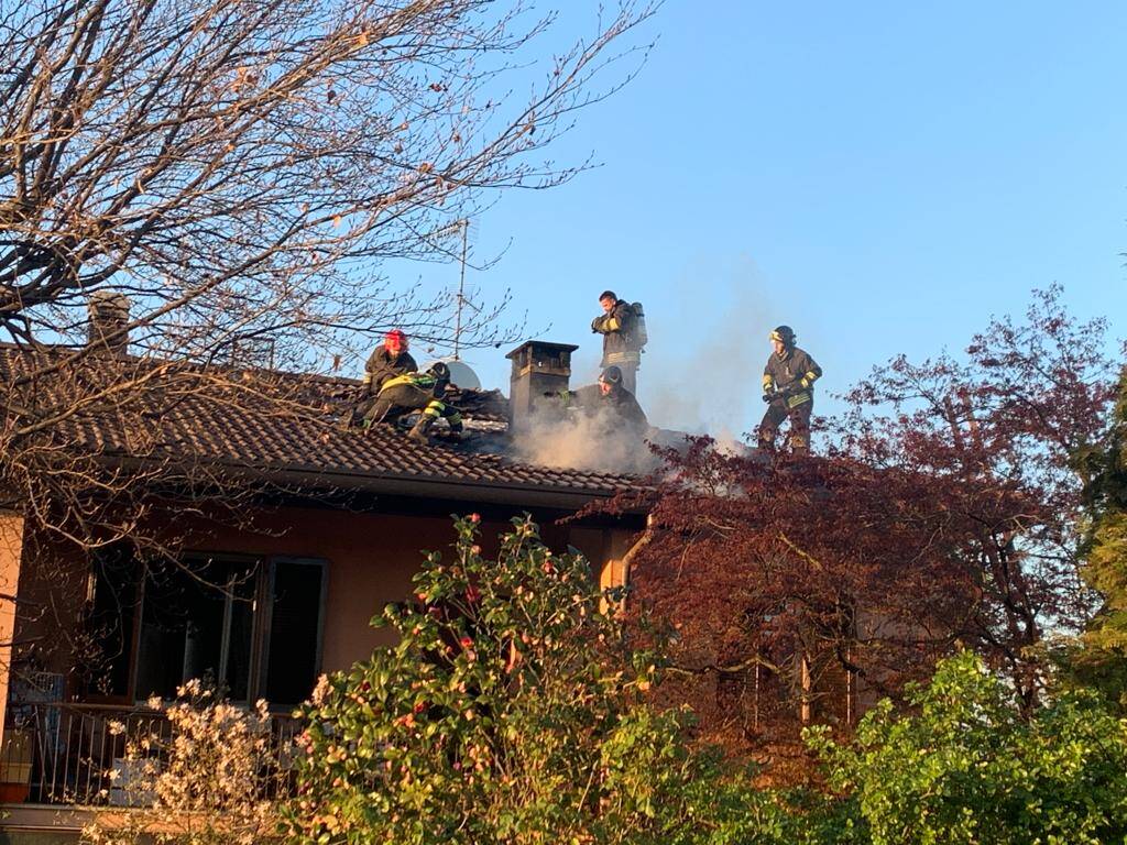 incendio casa azzate
