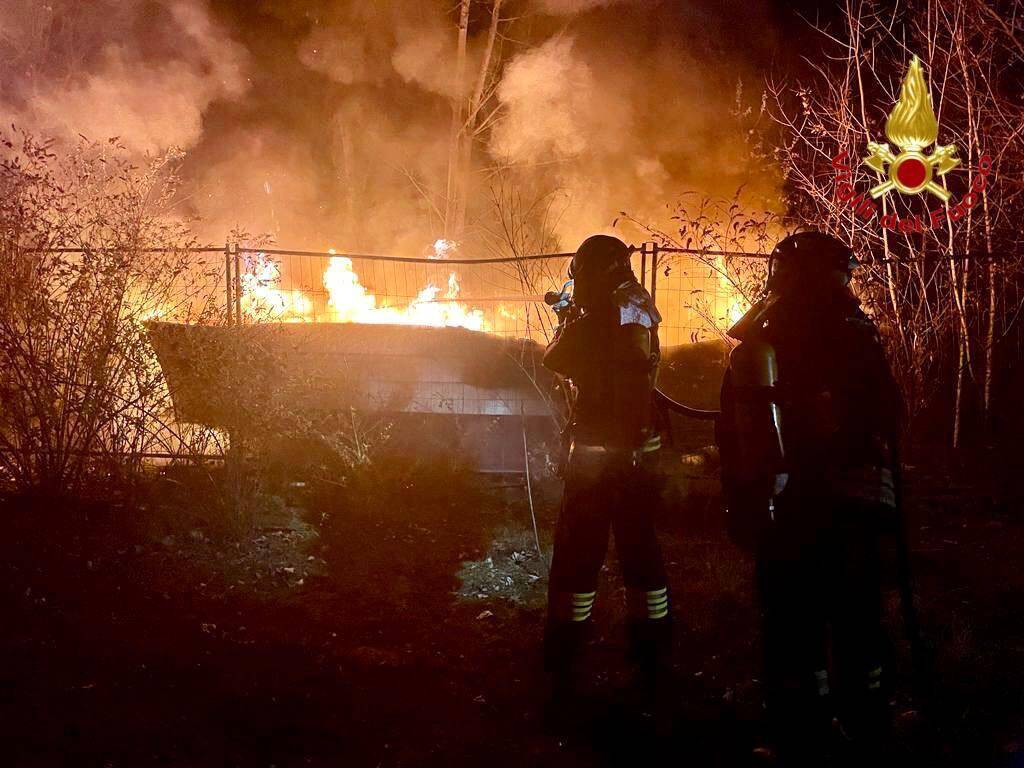 Incendio di una barca nei boschi di Tradate 