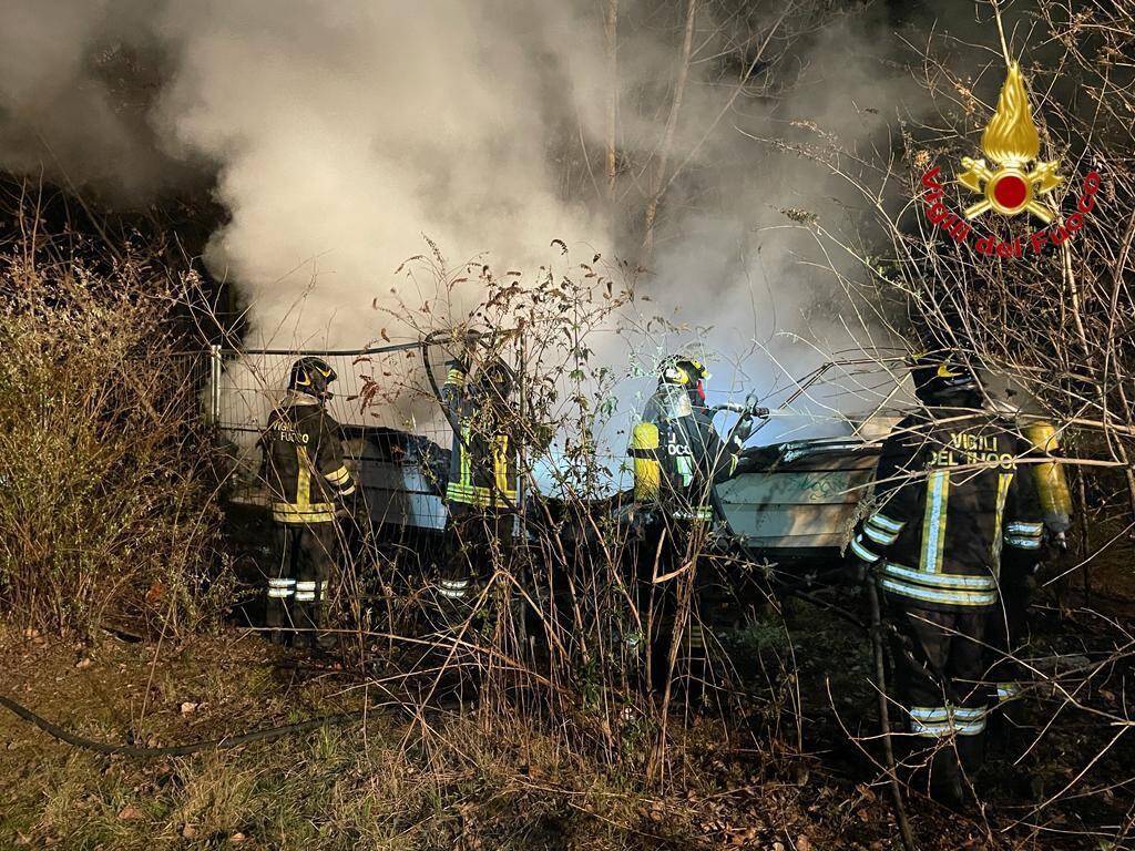 Incendio di una barca nei boschi di Tradate 