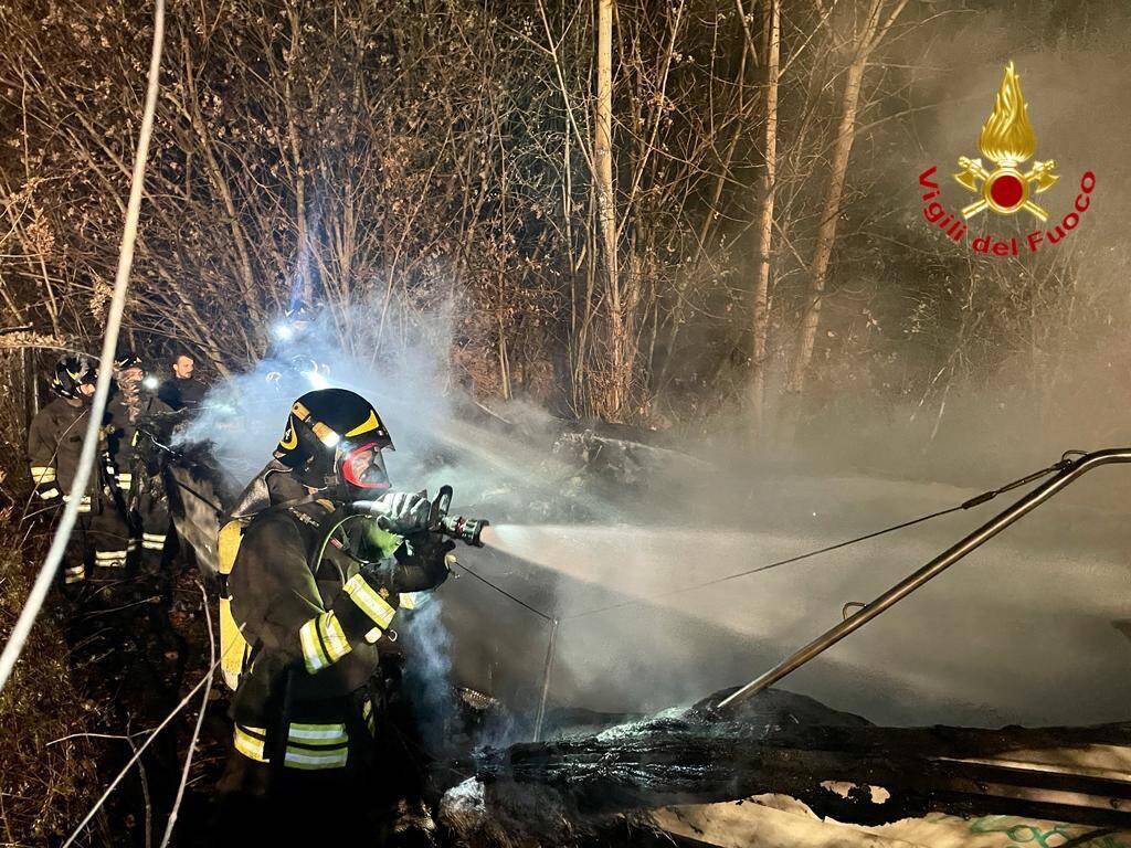 Incendio di una barca nei boschi di Tradate 