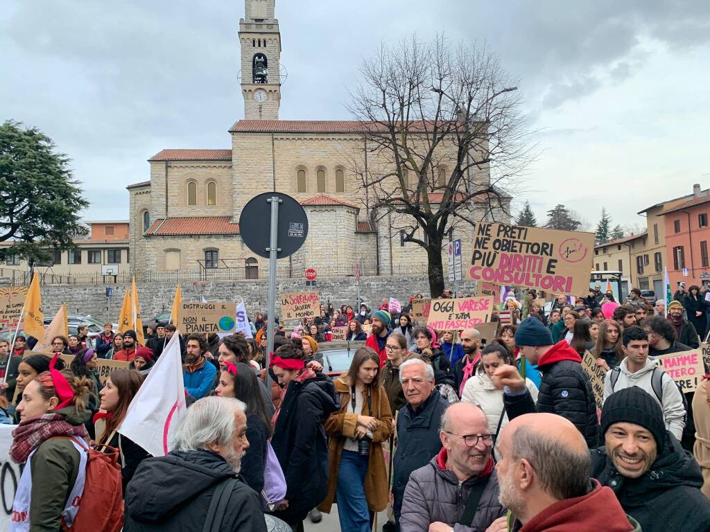 La manifestazione femminista a Varese