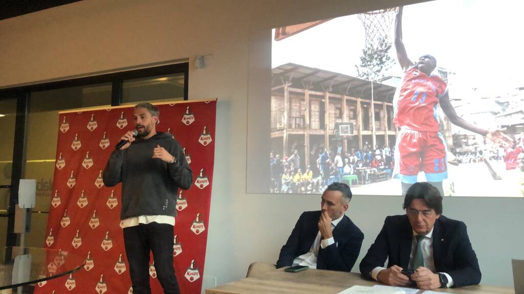 La presentazione del nuovo campetto da basket al parco Falcone Borsellino 