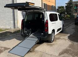 Lavena Ponte Tresa - Nuovo automezzo per il trasporto di anziani e disabili