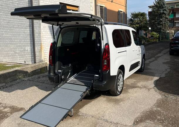 Lavena Ponte Tresa - Nuovo automezzo per il trasporto di anziani e disabili