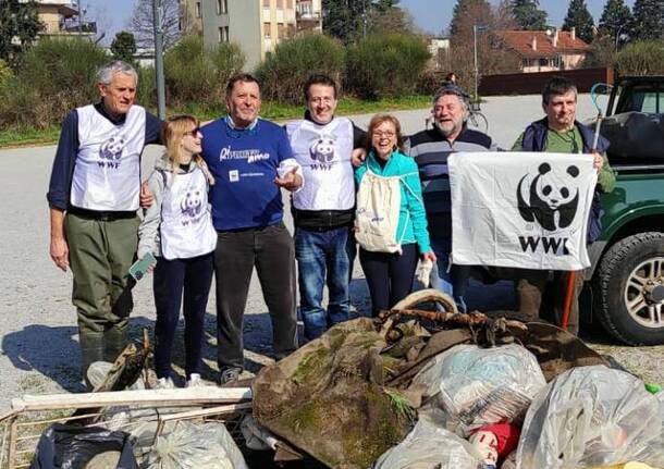 I volontari del Wwf puliscono l’Olona a Legnano