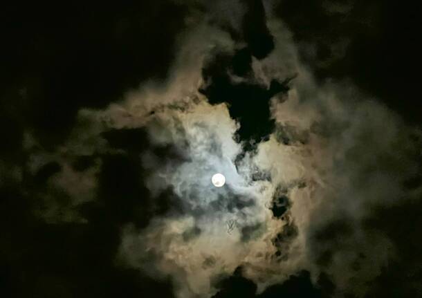 La luna tra le nuvole