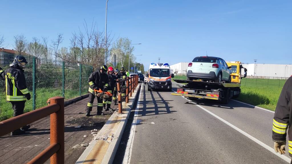 Malore alla guida, auto allo sbando per centinaia di metri ad Origgio