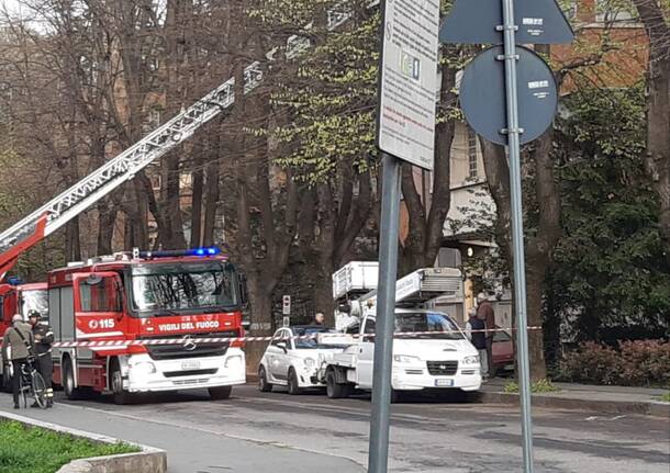 Problemi strutturali ad un tetto delle case ALER in via Monte Nevoso a Legnano