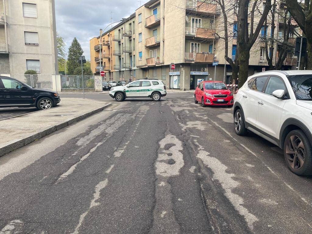 Problemi strutturali ad un tetto delle case ALER in via Monte Nevoso a Legnano