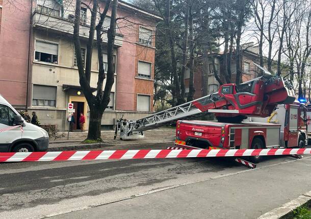 Problemi strutturali ad un tetto delle case ALER in via Monte Nevoso a Legnano