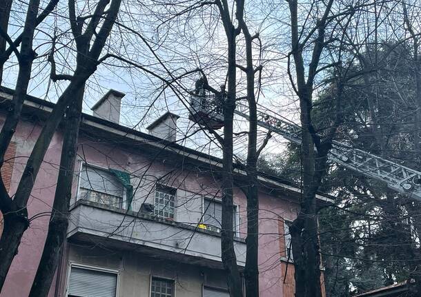 Problemi strutturali ad un tetto delle case ALER in via Monte Nevoso a Legnano