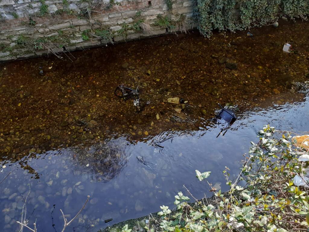 Pulizia del Lura, la Protezione Civile a Saronno trova valigie, biciclette e rifiuti di ogni tipo