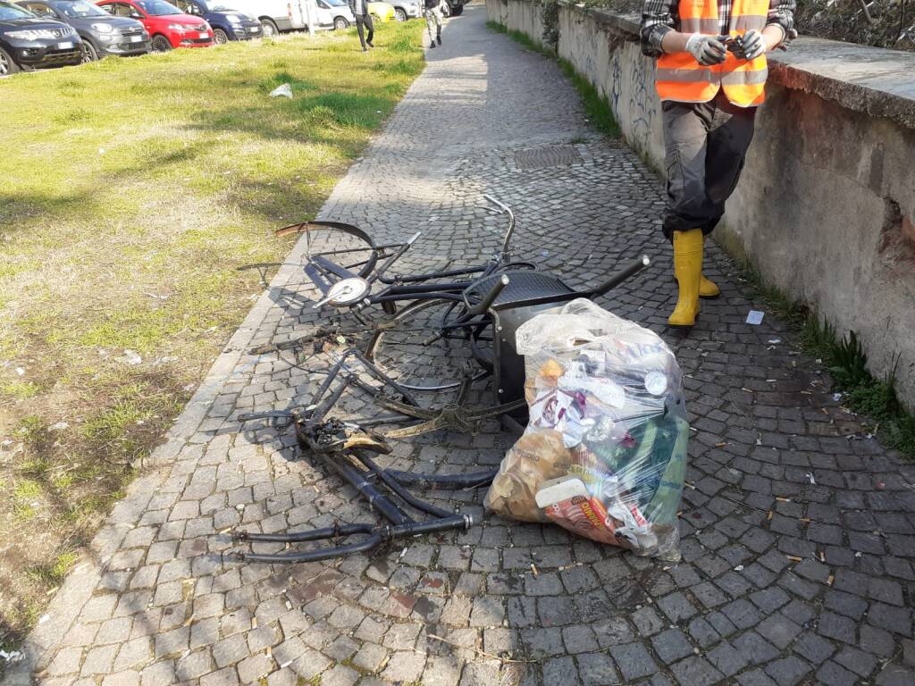 Pulizia del Lura, la Protezione Civile a Saronno trova valigie, biciclette e rifiuti di ogni tipo