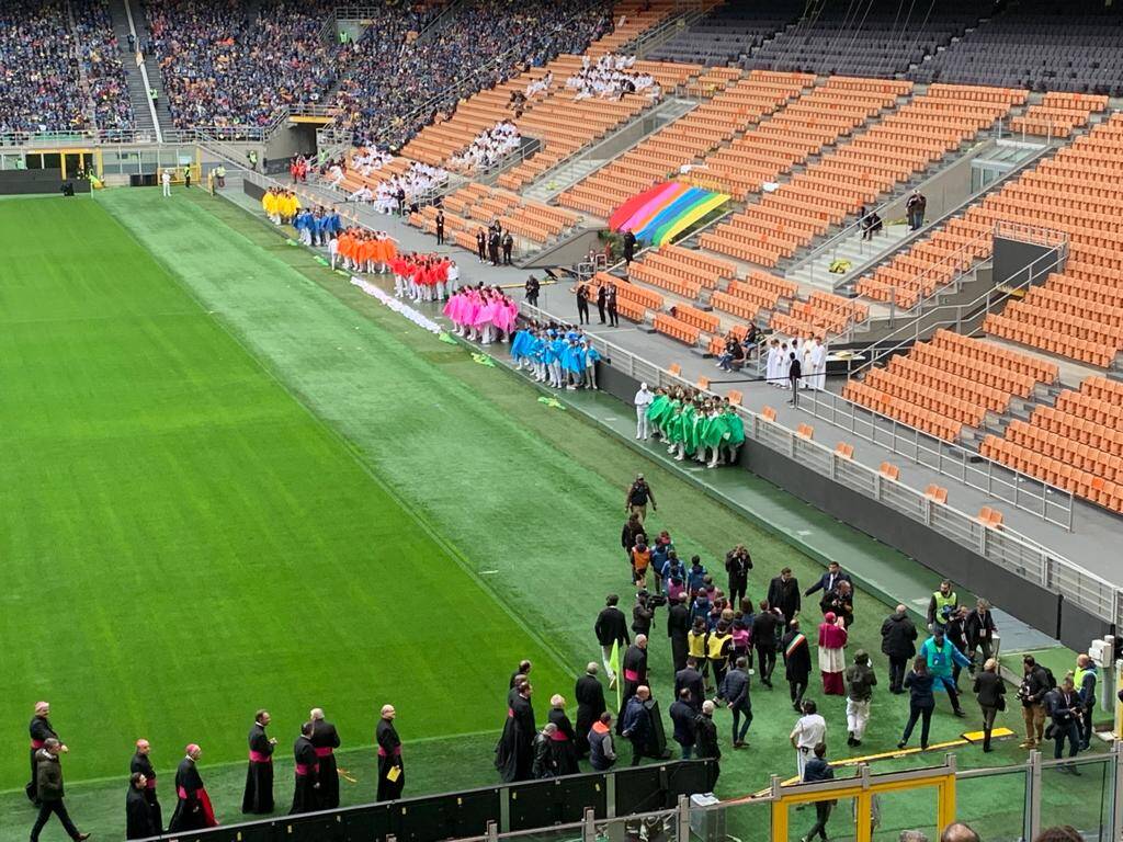 San Siro "invaso" dai cresimandi 