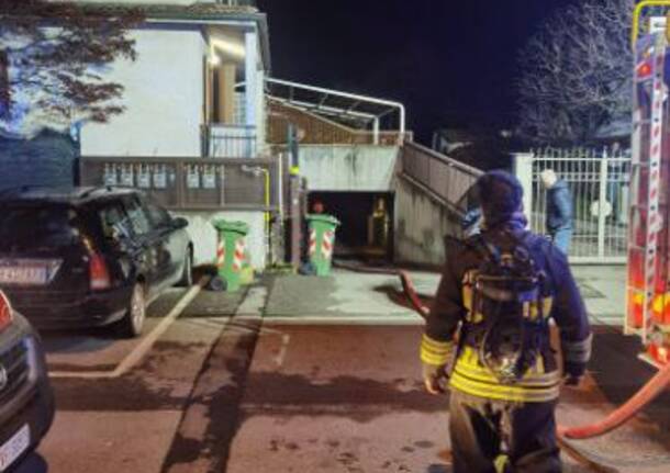 Scoppia un incendio nel box interrato. Evacuate una ventina di persone a Mezzago