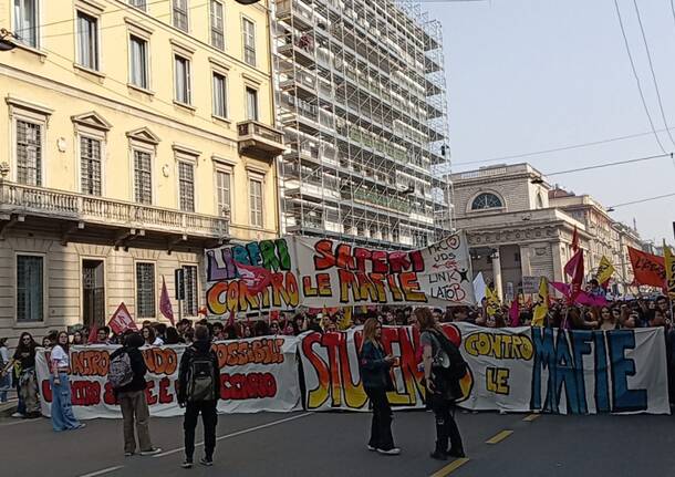 Studenti in piazza a Milano contro le mafie