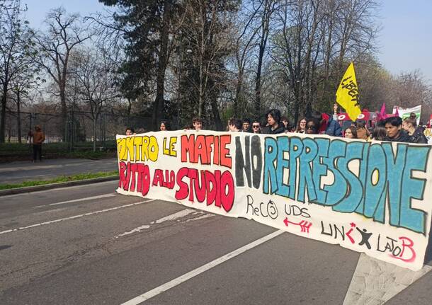 Studenti in piazza a Milano contro le mafie