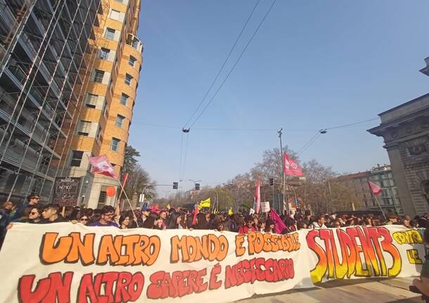 Studenti in piazza a Milano contro le mafie