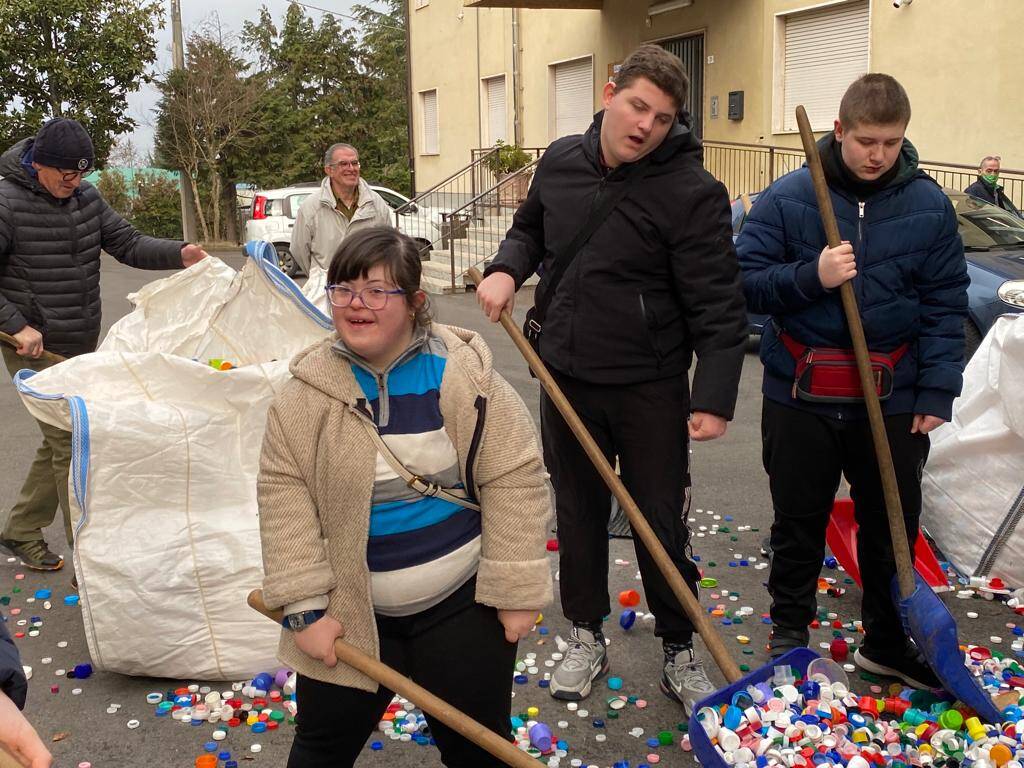Tappi plastica l'Alveare Buguggiate 2023