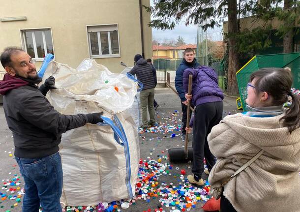 A Buguggiate i tappi di plastica tornano a nuova vita