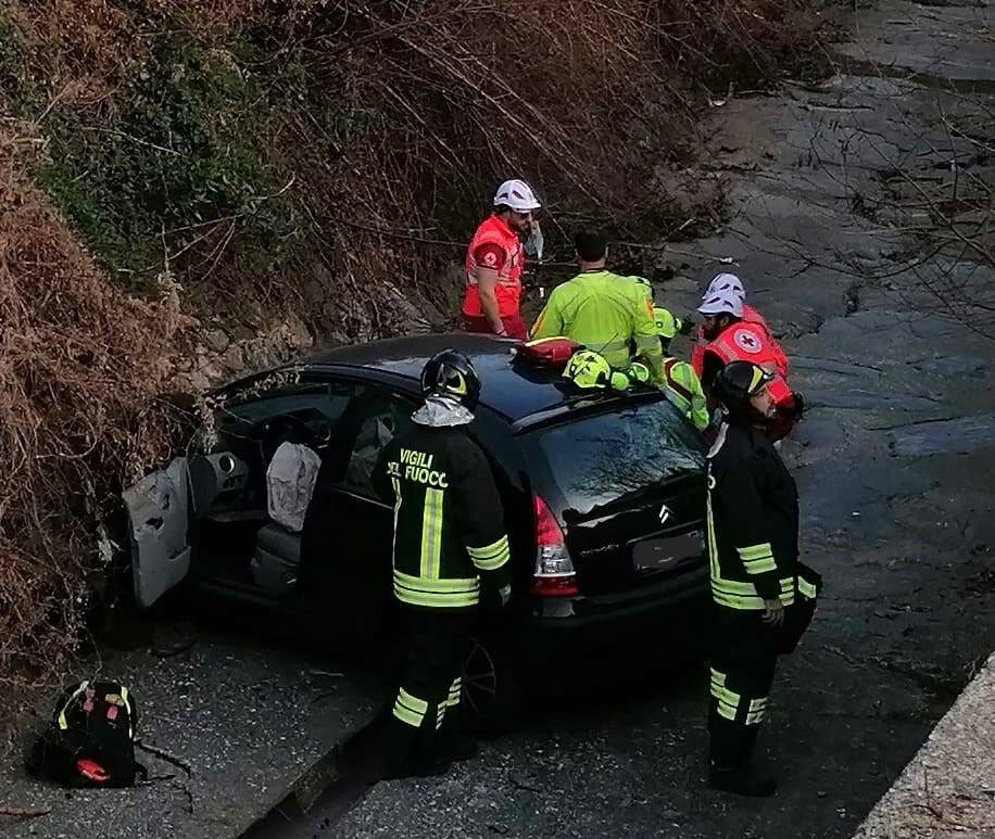 Venegono Inferiore - Auto nel fontanile