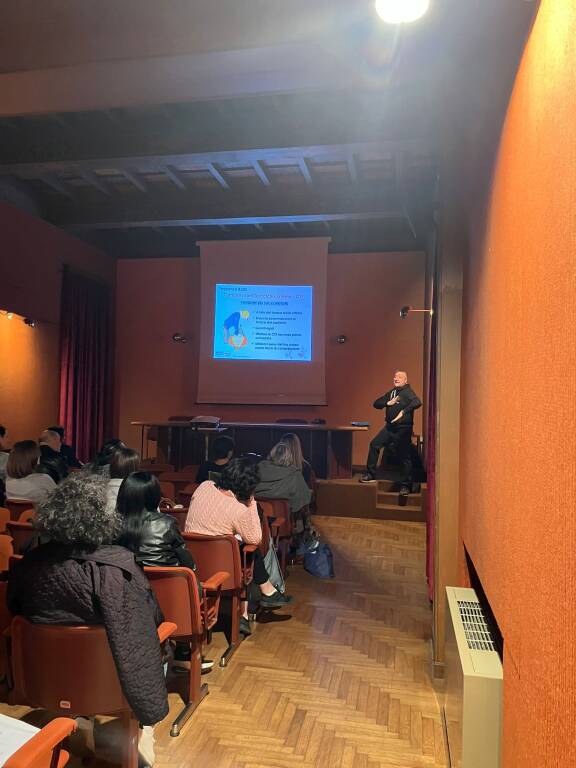60 cislaghesi a lezione per il progetto CislagoCardioprotetto