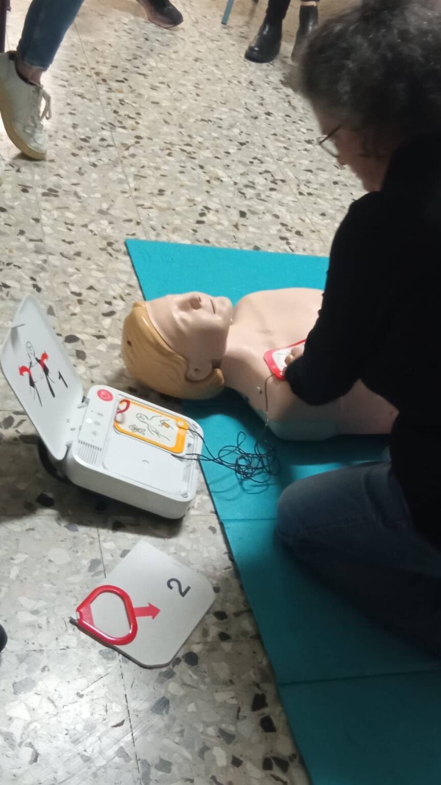 60 cislaghesi a lezione per il progetto CislagoCardioprotetto