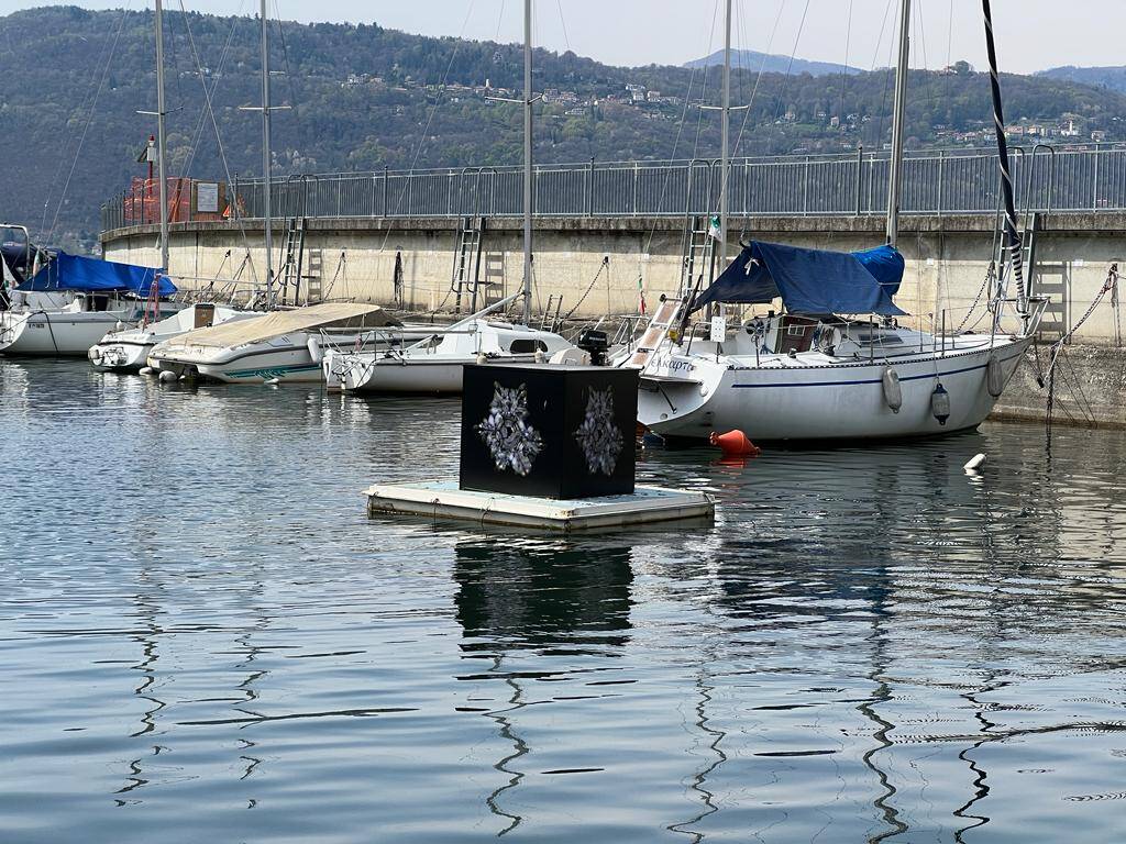A Leggiuno l'opera sull'acqua dell'artista varesino Alessandro Puccia dal titolo 