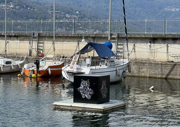 A Leggiuno l'opera sull'acqua dell'artista varesino Alessandro Puccia dal titolo 