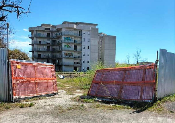 Allarme degrado al "Fungo" di Garbatola, segnalati abusivi nell'albergo mai terminato