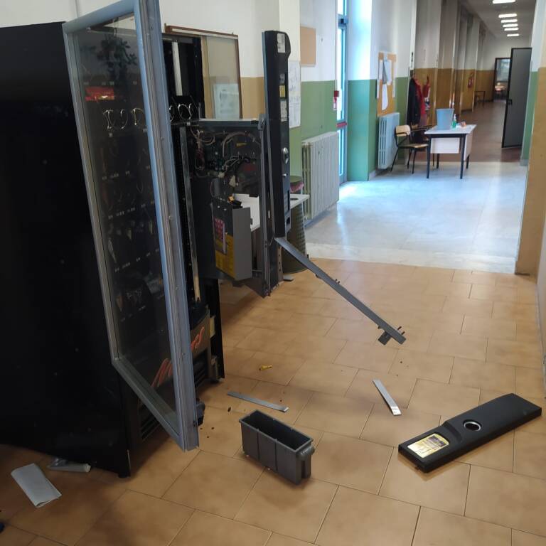 Aperti e saccheggiati i distributori automatici del Liceo Cairoli e dell'Enaip di Varese