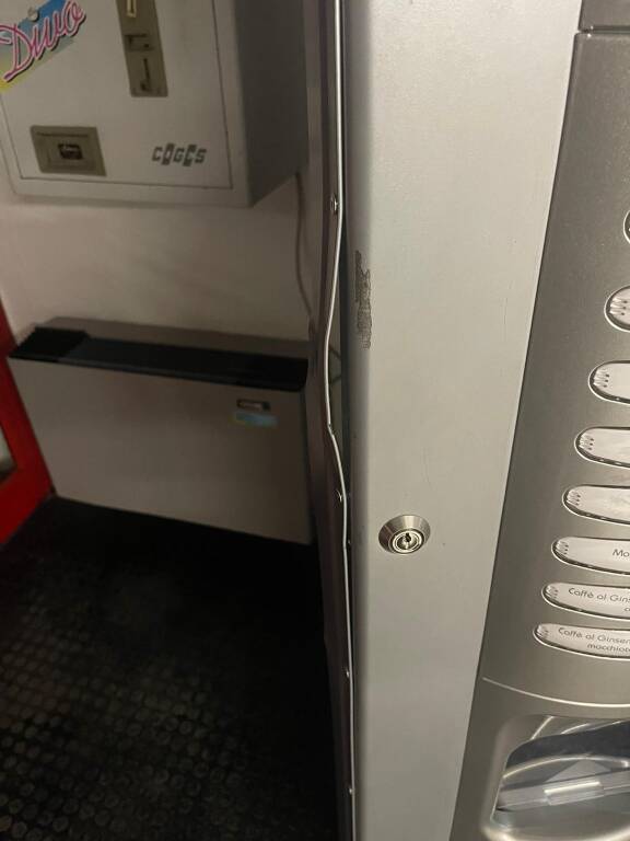 Aperti e saccheggiati i distributori automatici del Liceo Cairoli e dell'Enaip di Varese