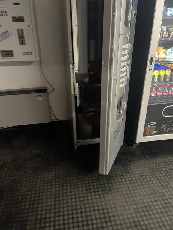 Aperti e saccheggiati i distributori automatici del Liceo Cairoli e dell'Enaip di Varese