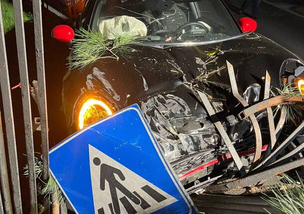 Auto contro una ringhiera a Parabiago in via Marconi