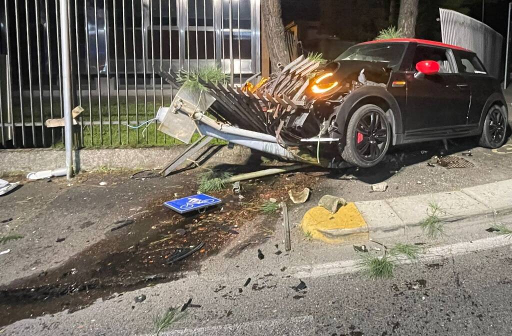 Auto contro una ringhiera a Parabiago in via Marconi