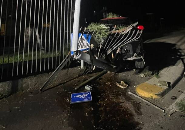 Incidente a Parabiago, auto esce fuori strada ed abbatte un palo e una ringhiera