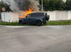 Auto in fiamme a Pasquetta 