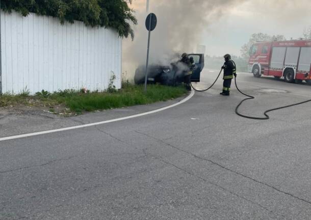 Auto in fiamme a Pasquetta 