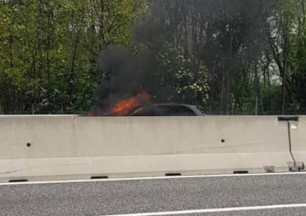 Auto in fiamme A8 