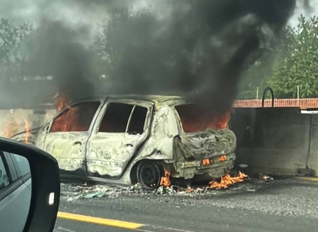 Auto in fiamme sulla A8 - credits Ezio Cairoli