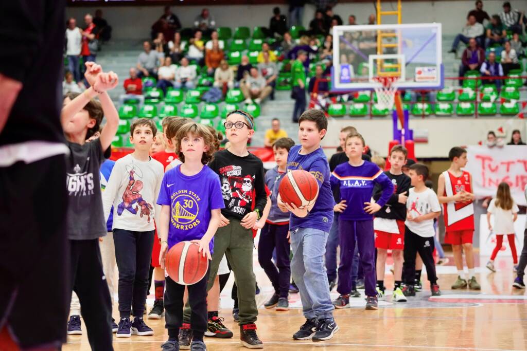 Basket: la vittoria di Legnano contro Omegna nelle foto di Daniele Zaffaroni