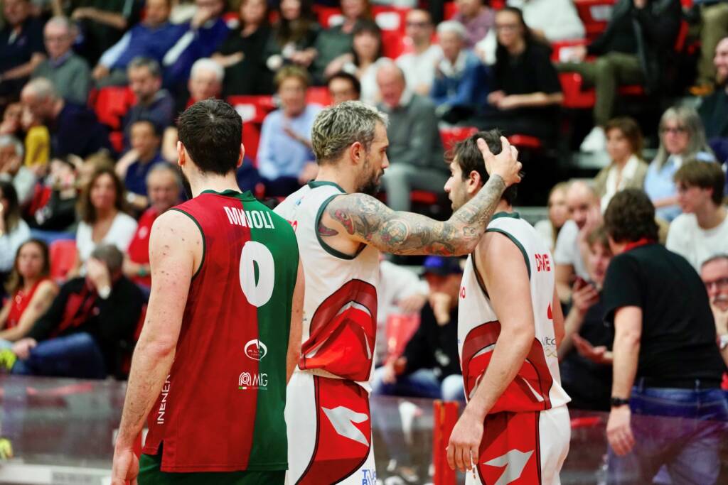 Basket: la vittoria di Legnano contro Omegna nelle foto di Daniele Zaffaroni