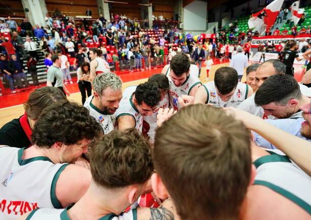 Basket: la vittoria di Legnano contro Omegna nelle foto di Daniele Zaffaroni