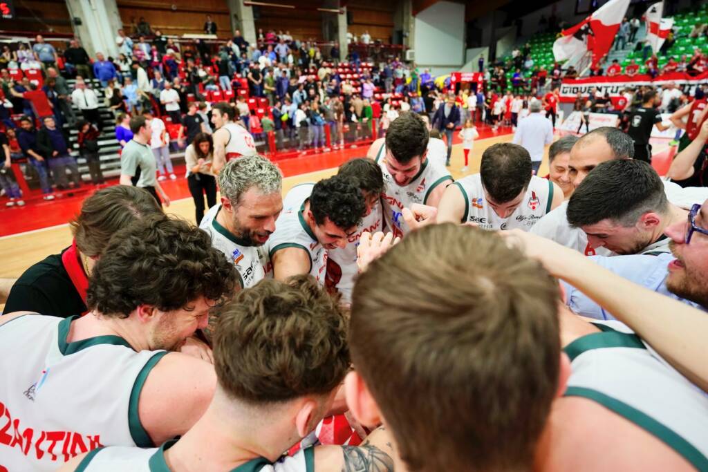 Basket: la vittoria di Legnano contro Omegna nelle foto di Daniele Zaffaroni