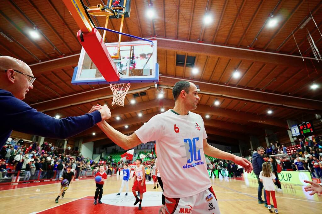 Basket: la vittoria di Legnano contro Omegna nelle foto di Daniele Zaffaroni