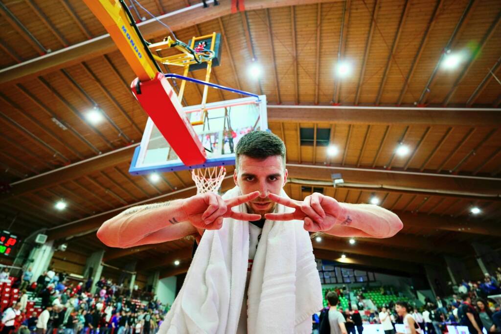 Basket: la vittoria di Legnano contro Omegna nelle foto di Daniele Zaffaroni